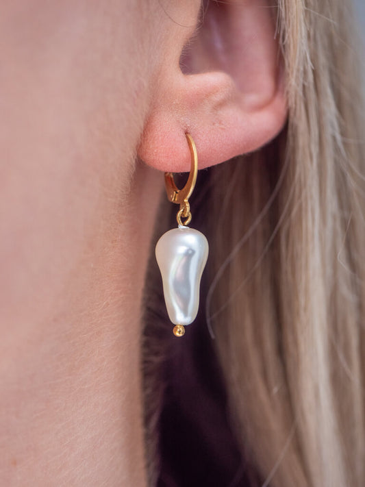 Sabato | Handmade 18k Gold Plated Baroque Vegan Pearl Huggie Hoops in Cream