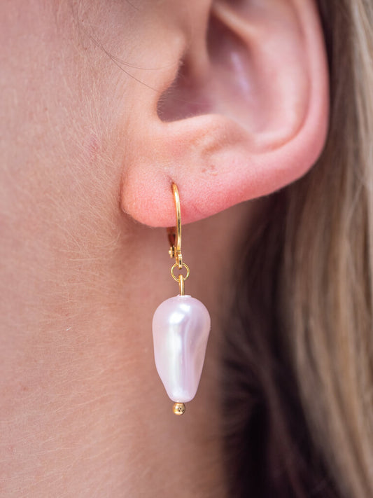 Sabato | Handmade 18k Gold Plated Baroque Vegan Pearl Huggie Earrings in Baby Pink